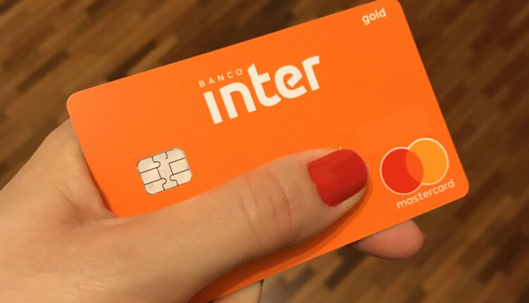 Sendo elegível ou não ao programa de renegociação de dívidas Desenrola, Brasil, correntistas do banco Inter podem negociar sua dívida com a instituição bancária dentro do programa do governo federal, uma vez que o banco estabeleceu recentemente uma parceria com a iniciativa de quitação de débitos, dando a oportunidade de quitar suas pendências com até 95% de desconto. Continue a leitura, logo abaixo, e saiba mais detalhes.