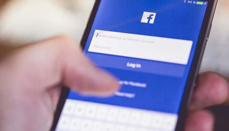 Com a predominância inquestionável do universo digital em nossa rotina, algumas profissões estão desaparecendo gradativamente e, com isso, crescem as oportunidades profissionais dentro das redes sociais. Um exemplo claro está justamente em uma das mais famosas: o Facebook que, se usado sabiamente, pode render uma boa renda extra. Veja cinco formas de fazer isso, logo abaixo.