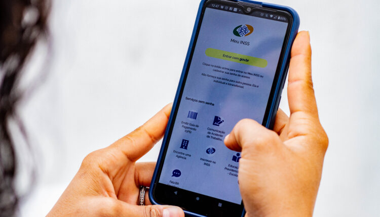 Como se aposentar com o teto do INSS de 2024? Entenda aqui