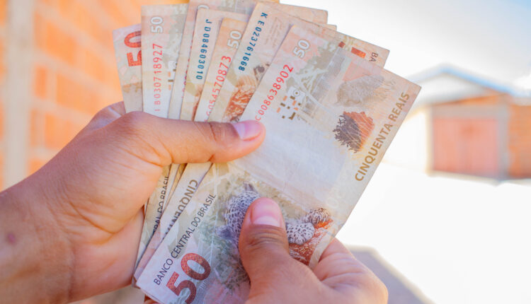 Trabalhadores recebem auxílio de R$200 milhões. Quem pode sacar?