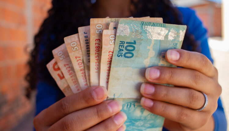 Atualmente, o Brasil se destaca pela expressiva rede de benefícios sociais, que presta assistência a inúmeros cidadãos em todo o território nacional. Entre esses programas, o mais conhecido é o Bolsa Família, com um valor mínimo de R$ 600. No entanto, um novo benefício está sendo repassado aos cidadãos através da iniciativa recente de um governo estadual específico, proporcionando uma ajuda de R$ 300 mensais. Saiba mais detalhes sobre o programa social, logo abaixo.