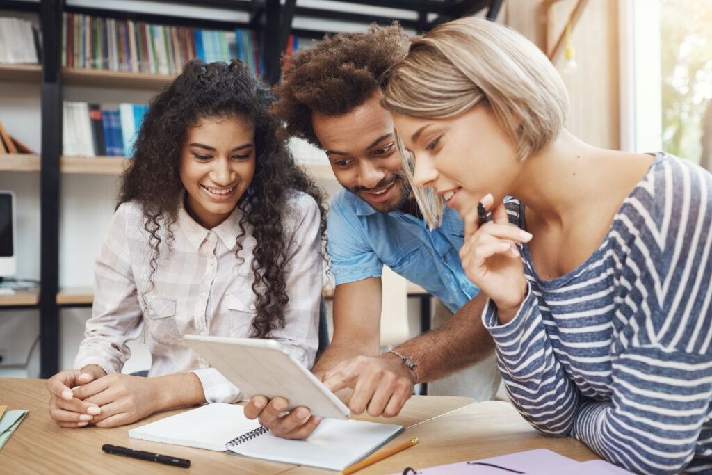 Em divulgação recente, o banco Santander anunciou que pagará uma bolsa no valor de R$5 mil para auxiliar jovens estudantes em modalidades presenciais ou à distância, através do programa Santander Facilita. Se a oportunidade te interessou, acompanhe a leitura, logo abaixo, e saiba como concorrer a bola de estudos.