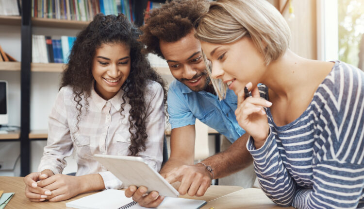 Em divulgação recente, o banco Santander anunciou que pagará uma bolsa no valor de R$5 mil para auxiliar jovens estudantes em modalidades presenciais ou à distância, através do programa Santander Facilita. Se a oportunidade te interessou, acompanhe a leitura, logo abaixo, e saiba como concorrer a bola de estudos.