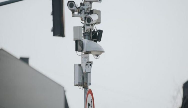 Seja por motivos de urgência médica ou um atraso para um compromisso, motoristas frequentemente ultrapassam a velocidade permitida, tanto em vias urbanas como em autoestradas. No entanto, em muitos desses casos a pisada mais funda no acelerador não passa desapercebida pelo radar e a multa inevitavelmente chega. Mas afinal, qual é o nível de tolerância dos dispositivos para não cometer a infração? Entenda melhor, logo abaixo.