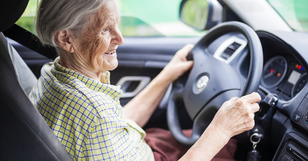 A população de idosos no Brasil tem crescido consideravelmente nos últimos anos e, naturalmente, também cresce o número de motoristas que fazem parte da terceira idade. Mas o que diz a lei quanto ao tempo em que um idoso pode continuar dirigindo? Continue a leitura, logo abaixo, e entenda mais detalhes sobre a legislação de trânsito quanto aos motoristas mais experientes.