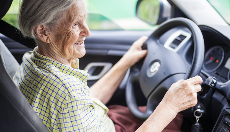 A população de idosos no Brasil tem crescido consideravelmente nos últimos anos e, naturalmente, também cresce o número de motoristas que fazem parte da terceira idade. Mas o que diz a lei quanto ao tempo em que um idoso pode continuar dirigindo? Continue a leitura, logo abaixo, e entenda mais detalhes sobre a legislação de trânsito quanto aos motoristas mais experientes.