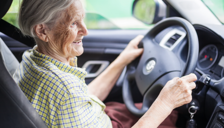 Todo ano a obrigação de qualquer proprietário de automóveis segue sendo a mesma: pagar o IPVA (Imposto Sobre a Propriedade de Veículos Automotores). Este tributo é aplicado a uma grande parcela dos veículos, mas existem exceções, as quais podem pagar menos ou até mesmo serem isentos. Saiba mais detalhes, logo abaixo, e descubra se você possui algum desconto no tributo.