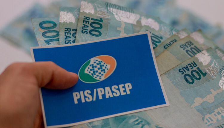 Os trabalhadores brasileiros que garantiram sua estabilidade empregatícia ao longo de 2022 podem se alegrar, pois há uma novidade animadora recém-anunciada: um inédito pagamento do PIS/PASEP está programado para o ano de 2024. Acompanhe a leitura e saiba detalhes adicionais sobre essa importante notícia.