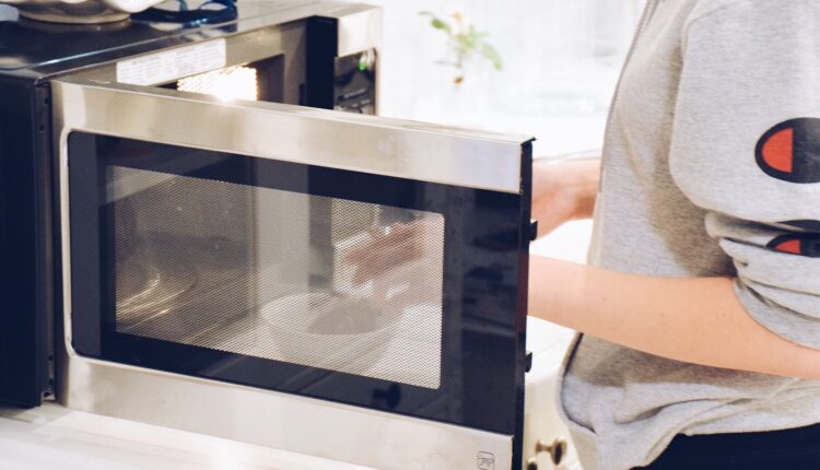 4 materiais que você coloca no micro-ondas, mas não deveria