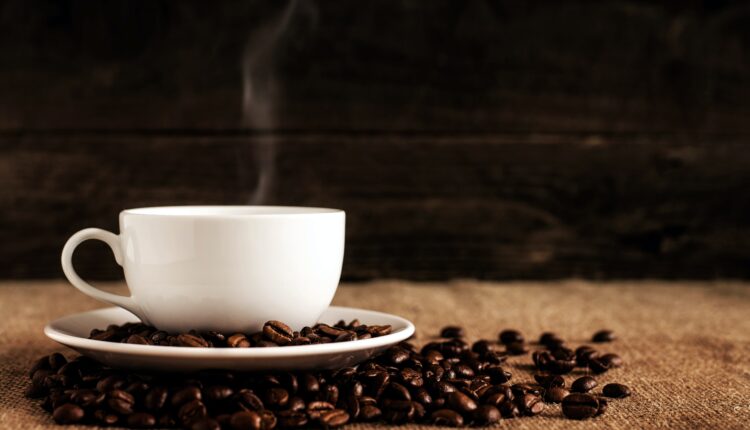 O inimigo da saúde que engana o bolso: café requentado; por que não tomar?