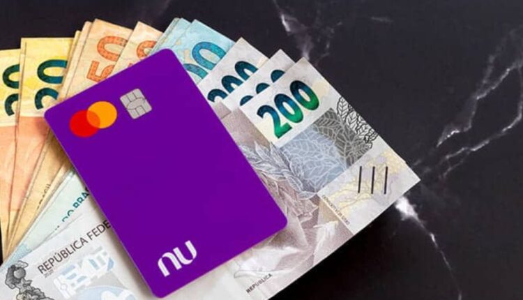 Muitos brasileiros que decidem abrir uma conta no banco digital Nubank ou adquirir um cartão de crédito do 'roxinho' costumam se deparar com limites que não seriam o que realmente gostariam de possuir. Isso ocorre porque o limite de crédito é definido por meio de uma análise de crédito e pode ser ampliado em certos casos, dependendo da maneira como os usuários utilizam o cartão. Entenda o que pode ser feito para aumentar o seu limite, logo abaixo.