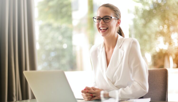 Em um mercado de trabalho onde as médias salariais andam tão desiguais de acordo com a profissão escolhida, muitos profissionais optam por ser tornarem seus próprios chefes e, enfim, empreender. Com este pensamento, é fundamental compreender que, quando bem executado, o investimento básico pode resultar em um sucesso considerável. Confira, logo abaixo, cinco ótimas opções de negócio que podem alavancar sua vida financeira.