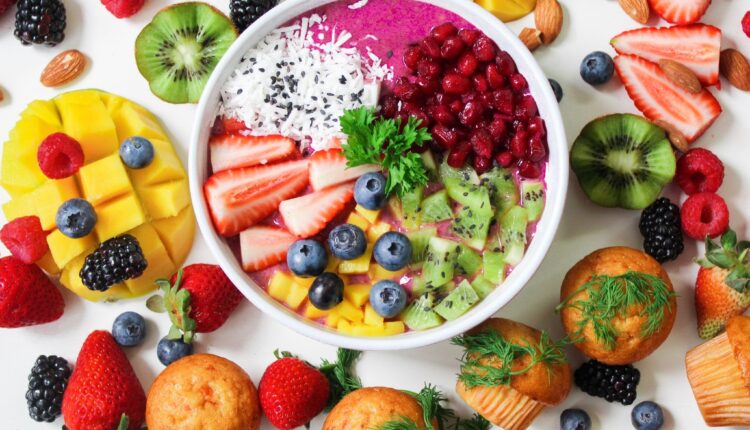 Estudo internacional revela que a alimentação adequada pode aumentar significativamente a expectativa de vida. Os dados apontam que os homens podem ganhar até 13 anos a mais, enquanto as mulheres podem somar mais de 10 anos a seus anos de vida. Continue a leitura a seguir e entenda mais detalhes sobre a pesquisa e como uma mudança em seus hábitos pode influenciar positivamente em sua vida.