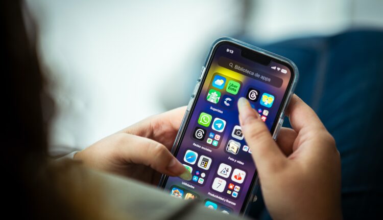 Seja através de aplicativos ou celulares, criminosos tem dado trabalho às autoridades por conta de novos golpes a cada dia. O Golpe do chip, por exemplo, ocorre através de tipo de cadastro não consentido pelos consumidores, principalmente em linhas pré-pagas, as quais podem ser ativadas com um registro rápido e a aquisição de um chip. Acompanhe a leitura abaixo e entenda melhor este tipo de crime e como se proteger.