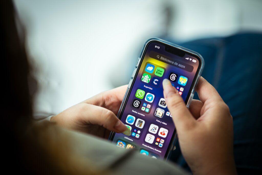 Quanto mais caros estão os smartphones, mais visados os aparelhos ficam por criminosos. No entanto, nem sempre o celular é fruto de um roubo. Se você é daqueles que pode ser chamado de muito distraído, a possibilidade de perder seu aparelho também é considerável. Para os dois casos, existe solução e você aprenderá, logo abaixo.