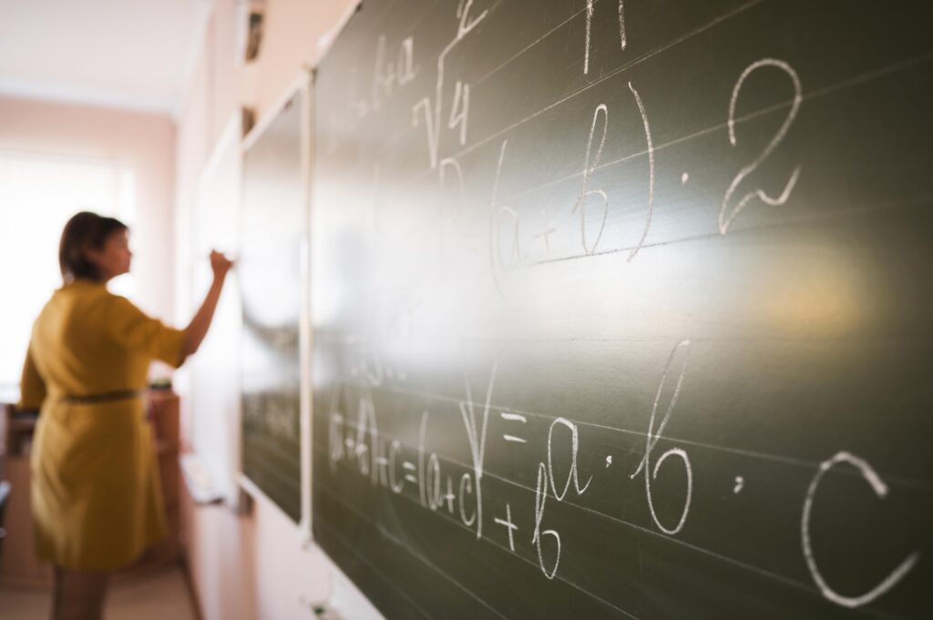 Uma pesquisa recentemente conduzida pelo Instituto Brasileiro de Economia da Fundação Getúlio Vargas (FGV IBRE) apontou que quase metade das habilidades dos professores do ensino pré-escolar, que possuem formação superior, enfrentam uma situação de remuneração significativamente inferior ao desejável no cenário brasileiro. Na mesma pesquisa, outras profissões de grande tradição também se mostraram subvalorizadas nos últimos anos. Acompanhe a leitura a seguir, e saiba mais dados sobre as profissões com os menores salários no país.