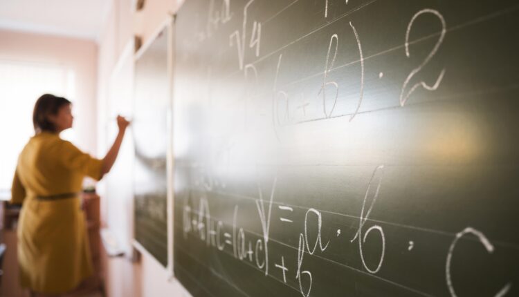 Uma pesquisa recentemente conduzida pelo Instituto Brasileiro de Economia da Fundação Getúlio Vargas (FGV IBRE) apontou que quase metade das habilidades dos professores do ensino pré-escolar, que possuem formação superior, enfrentam uma situação de remuneração significativamente inferior ao desejável no cenário brasileiro. Na mesma pesquisa, outras profissões de grande tradição também se mostraram subvalorizadas nos últimos anos. Acompanhe a leitura a seguir, e saiba mais dados sobre as profissões com os menores salários no país.