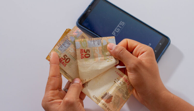 Depositado mensalmente pelo empregador e disponibilizado em situações específicas para servir como suporte ao beneficiário, o Fundo de Garantia do Tempo de Serviço (FGTS) é um benefício previsto em lei que dá um verdadeiro alívio financeiro em situações onde não há mais fonte de renda. No entanto, muitos brasileiros costumam se deparar com o saldo do seu fundo bloqueado e não sabem o que fazer. Siga a leitura, a seguir, e aprenda como ter acesso ao seu dinheiro.