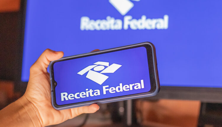 A cada ano, milhões de brasileiros enviam suas declarações de Imposto de Renda de Pessoa Física (IRPF). No entanto, a Receita Federal mantém um padrão de vigilância rigorosa na detecção de irregularidades e na subsequente notificação dos contribuintes que necessitam retificar seus dados. Este ano, não é exceção. Acompanhe a leitura, logo abaixo, e saiba mais informações sobre o processo de correção.