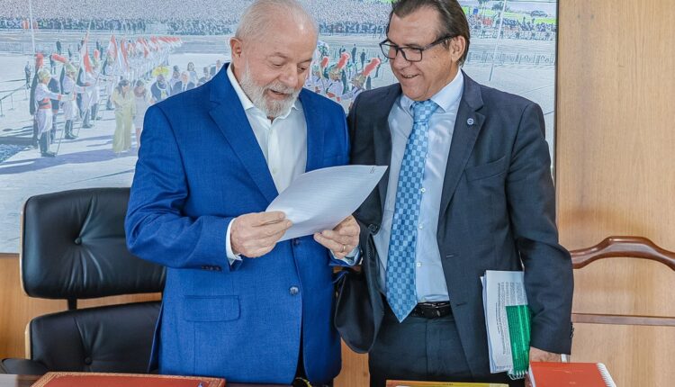 O ministro do Trabalho, Luiz Marinho, revelou, na última segunda-feira (23), um plano que pode impactar o sistema de saque-aniversário do Fundo de Garantia do Tempo de Serviço (FGTS). De acordo com o ministro, o projeto de lei com as alterações serão encaminhados até a próxima semana. Acompanhe a leitura a seguir e saiba mais detalhes.