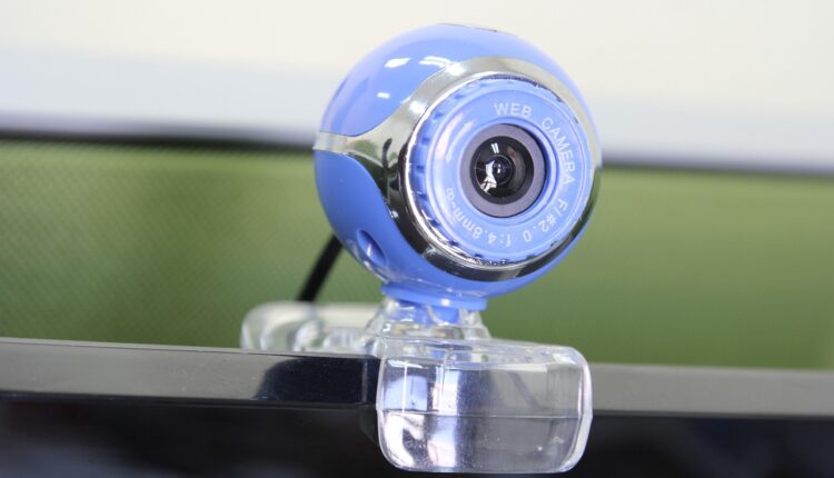Descubra se tem alguém na sua webcam; 5 pistas mostram isso