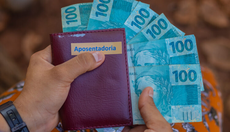 Aviso aos aposentados do INSS: 4 bancos oferecem