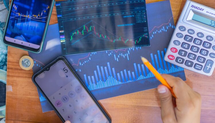 Taxa de juros cai para 12,25% ao ano, mas continua sendo alta