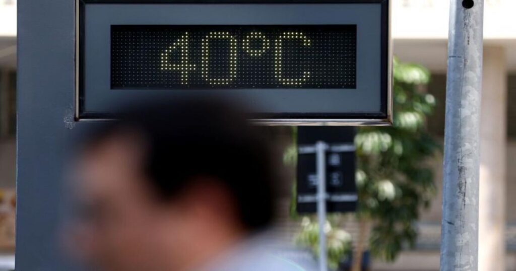 A intensa e impiedosa onda de calor que atinge todo o Brasil fez com que o Instituto Nacional de Meteorologia (Inmet) emitisse dois novos alertas, elevando o nível de perigo para as regiões Sudeste e Centro-Oeste. Segundo especialistas, este e os próximos meses podem ser marcados com o período mais quente em 125 mil anos. Acompanhe a leitura abaixo e saiba mais detalhes.