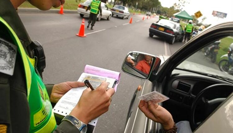 Seja por esquecimento ou negligência, é comum que motoristas brasileiros andem pelas ruas do país com a Carteira Nacional de Habilitação (CNH) vencida. No entanto, segundo o Código de Trânsito Brasileiro (CTB), os condutores flagrados com o documento expirado estão sujeitos a penalidades e medidas administrativas. Mas afina, por quanto tempo o motorista pode andar com a CNH expirada? Saiba mais detalhes, logo abaixo.