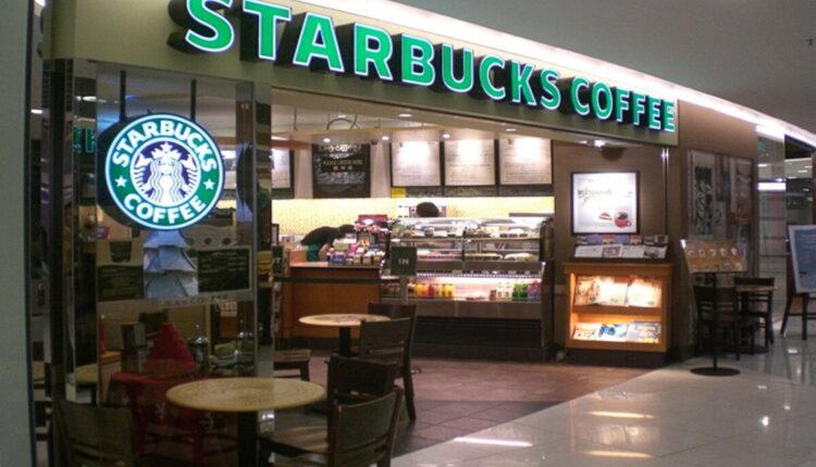 Desde o pedido de recuperação judicial da empresa SouthRock Capital, responsável pelas operações das conhecidas marcas Starbucks, pelo menos 43 lojas da gigante dos cafés foram fechadas no Brasil. O documento enviado à Justiça apontava 187 lojas em operação, mas atualmente, o mapa oficial da marca indica apenas 144 estabelecimentos ativos. Prossiga a leitura abaixo e entenda mais detalhes.