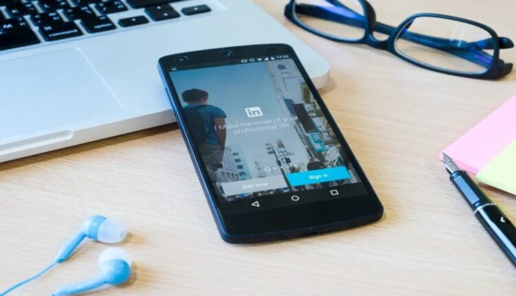 Em um mundo cada vez mais digital, criminosos têm se adaptado rapidamente à tecnologia e se aproveitado para 'pescar' vítimas desavisadas, até mesmo aquelas que buscam emprego em apps como o LinkedIn. Continue a leitura, logo abaixo, e entenda como funciona a nova tática fraudulenta que escolhe candidatos às supostas vagas como suas próximas vítimas.