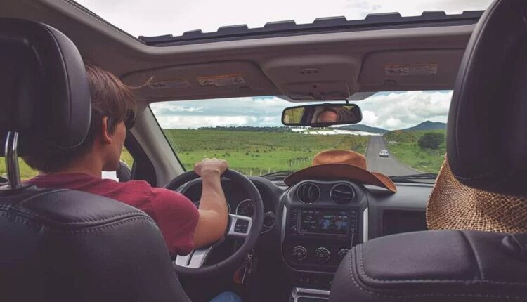 Nos dias atuais, tem se tornado comum que o motorista desconheça ou simplesmente ignore determinadas regras de trânsito previstas na legislação e que podem ser passíveis de pesadas multas. No entanto, existem certas práticas que por mais que aparentem ser inofensivas podem gerar punições maiores, ocasionando até mesmo a prisão do infrator. Acompanhe a leitura saiba mais detalhes sobre