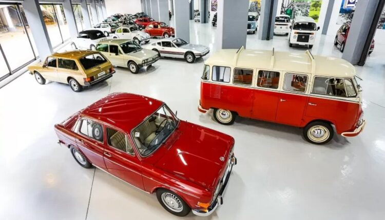 Carros clássicos das principais marcas de automóveis do Brasil são considerados verdadeiras relíquias atualmente, e em sua maioria, se bem conservados, possuem preços inestimáveis. Pensando nisso, a iniciativa da Volkswagen em certificar a autenticidade e a história de seus veículos promete ser um marco para os entusiastas dessas verdadeiras joias históricas. Siga a leitura, logo abaixo, e saiba mais detalhes sobre a novidade.