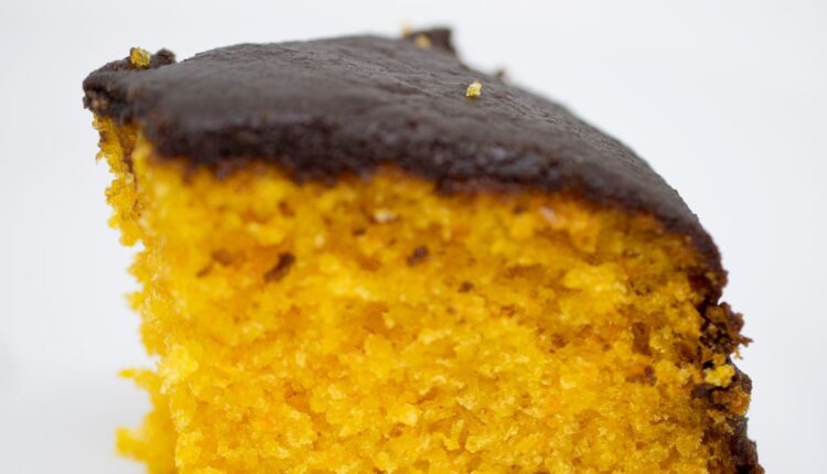 Melhor bolo de chocolate com cobertura corcante de chocolate; aprenda como fazer.
