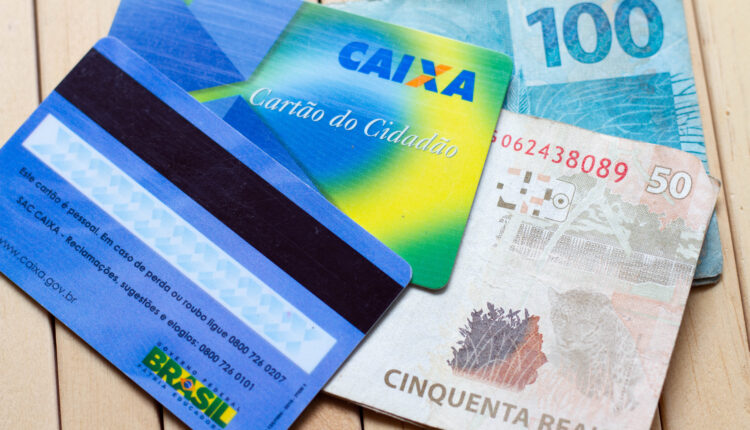 Os repasses do maior programa de transferência de renda do governo têm início confirmado para o dia 17 e o benefício chegará às contas dos inscritos no CadÚnico diretamente em suas contas sociais no aplicativo Caixa Tem. Entretanto, é importante ressaltar que um benefício adicional não será pago neste mês de novembro. Siga a leitura abaixo e entenda mais detalhes sobre o auxílio que não cairá em sua conta.