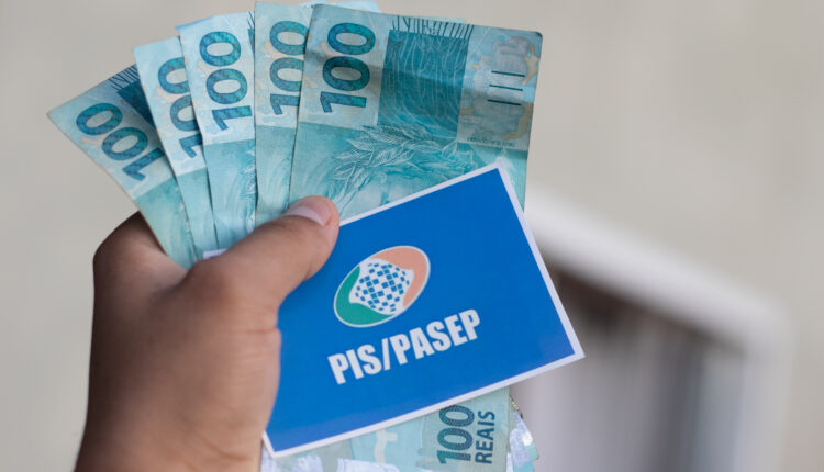 Por conta do período pandêmico que durou mais de dois anos, o calendário referente aos pagamentos do PIS/Pasep sofreram alterações e inevitáveis atrasos. No entanto, os trabalhadores que desempenharam suas funções nos últimos anos seguem na dúvida sobre o abono salarial deste ano. Acompanhe a leitura, logo abaixo, e saiba mais detalhes sobre o possível pagamento do valor extra.