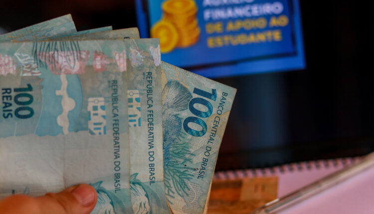 Segundo anúncio recentemente divulgado pelo governo de um estado no Sudeste do país, o prazo para realizar o cadastro visando um auxílio de R$ 300 para jovens foi estendido até o término desta semana. Acompanhe a leitura, logo abaixo, e saiba até quando as inscrições acontecem e quem pode receber esse benefício social.