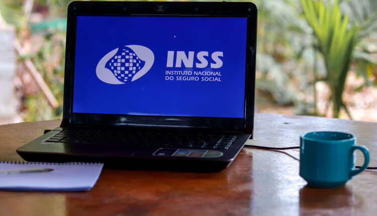 A Renda Mensal Inicial, ou RMI, é um termo que pode causar estranheza para muitos brasileiros, mas sua compreensão é fundamental para o planejamento da aposentadoria e para assegurar que você ou seus dependentes recebam os benefícios do Instituto Nacional do Seguro Social (INSS) de forma adequada. Acompanhe a leitura abaixo e entenda mais detalhes sobre a questão.