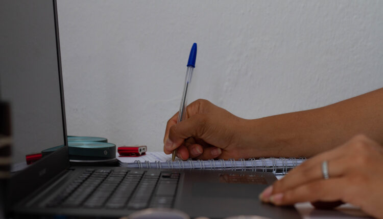 Conheça as carreiras, que exigem faculdade, com os menores salários no Brasil