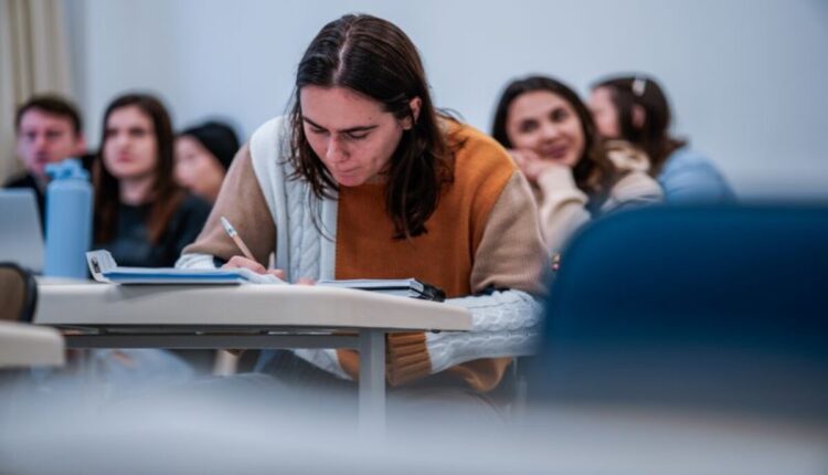 Revelado nesta quarta-feira (29), estudo analisou minuciosamente os microdados do Pisa 2018, um exame internacional realizado por estudantes de 15 e 16 anos. Essa análise é resultado de uma colaboração entre o Centro de Pesquisas em Educação, Interdisciplinaridade e Evidências no Debate Educacional (Iede) e a plataforma de leitura Árvore. Continue a leitura a seguir e saiba mais detalhes.