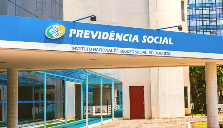Todos os meses, milhões de brasileiros segurados pelo Instituto Nacional do Seguro Social (INSS) recebem seus benefícios entre pensões e aposentadorias. No entanto, para entender melhor o desconto aplicado ao salário referente ao INSS em 2023, é essencial entender a dinâmica da tabela que que organiza essa contribuição previdenciária. Siga a leitura abaixo e entenda todos os detalhes da tabela do INSS.