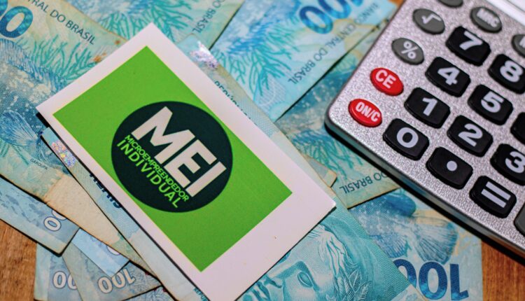 O ambiente dos Microempreendedores Individuais (MEI) está em constante evolução, e as recentes alterações regulatórias para o MEI em 2023 trouxeram mudanças de grande relevância, com potencial para influenciar tanto os empreendedores quanto os seus colaboradores. Siga a leitura abaixo e entenda o que já está em vigor com a nova legislação trabalhista.