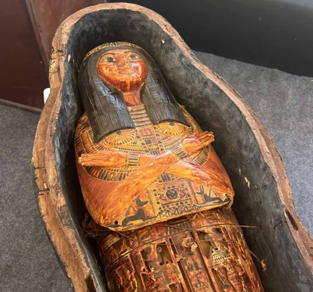Pergaminho com feitiços de 3.500 anos é achado junto a múmias egípcias