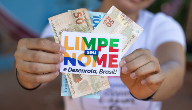 Um dos programas de maior relevância do governo federal tem sido o Desenrola Brasil, criado com o intuito de renegociar as dívidas dos brasileiros e enfim desnegativar seus nomes dos serviços de proteção ao crédito. Neste mês, o programa de renegociação entra em uma nova fase, abrangendo valores de até R$ 20 mil. Saiba mais detalhes sobre como participar, logo abaixo.