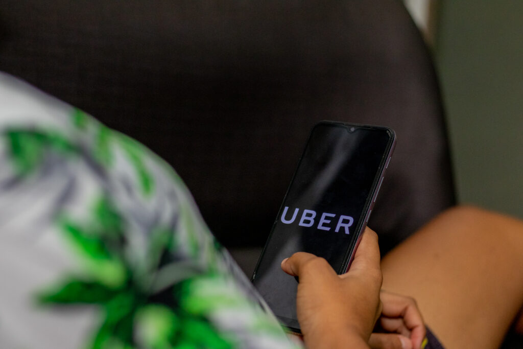 Uber é multada em R$ 1,62 bilhão por não pagar motoristas de aplicativo