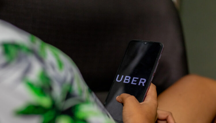 Uber é multada em R$ 1,62 bilhão por não pagar motoristas de aplicativo