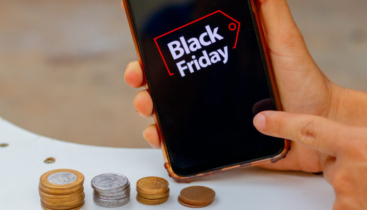 Entenda como usar seu saldo do FGTS para fazer compras na Black Friday 2023.