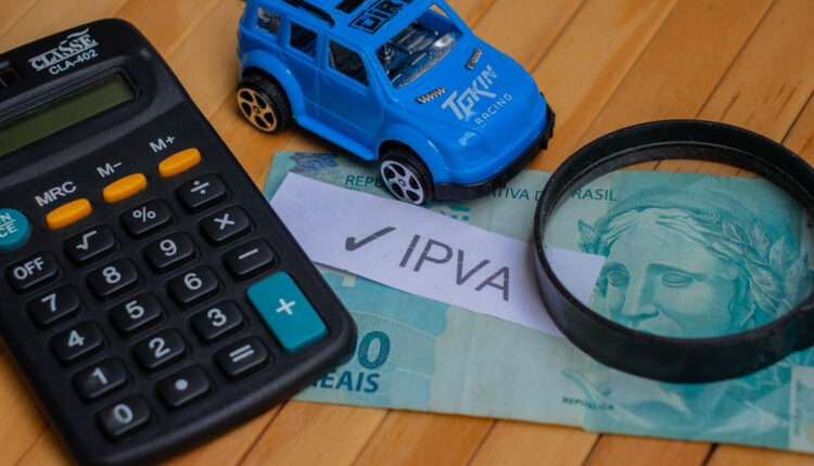 Todos os anos, proprietários de veículos de todo o país já possuem um gasto certo em seu orçamento anual: o pagamento do Imposto Sobre a Propriedade de Veículos Automotores (IPVA). Em São Paulo, a taxa representa 4% do valor do carro para veículos de passeio com até 20 anos de fabricação. Mas você sabe como calcular o valor do imposto para o seu caso? Continue lendo a seguir e saiba mais detalhes sobre os valores envolvidos.