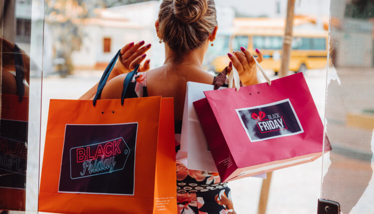 Apesar de ter sido criada nos Estados Unidos, a Black Friday já se popularizou com força em terras brasileiras, e os consumidores aguardam ansiosamente pelo dia 24 de novembro para aproveita grandes descontos nos produtos que mais desejam comprar. No entanto, será que você conhece as estratégias dos lojistas nesta época de aquecimento do comércio? Continue a leitura e saiba mais.