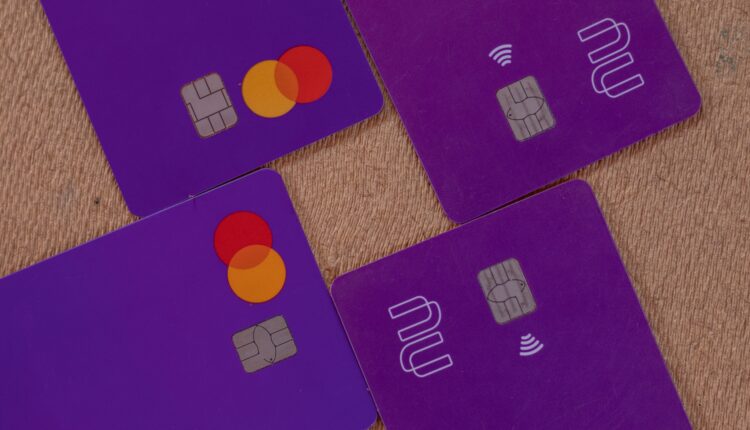 Se você pensava que Black Friday só era direcionada ao mercado de compras de produtos em varejo e derivados, se enganou. O banco digital Nubank está com uma promoção para o período mais aguardado pelos consumidores, e pretende oferecer prêmios aos correntistas que fazem compras no crédito. Se você é ou pretende ser cliente do